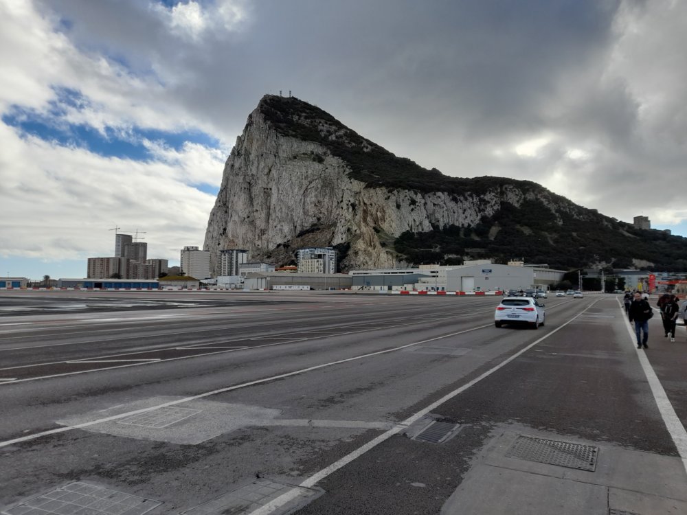  🇬🇮️ Gibraltar, our Hotel California images/2022/gib/runway.jpg
