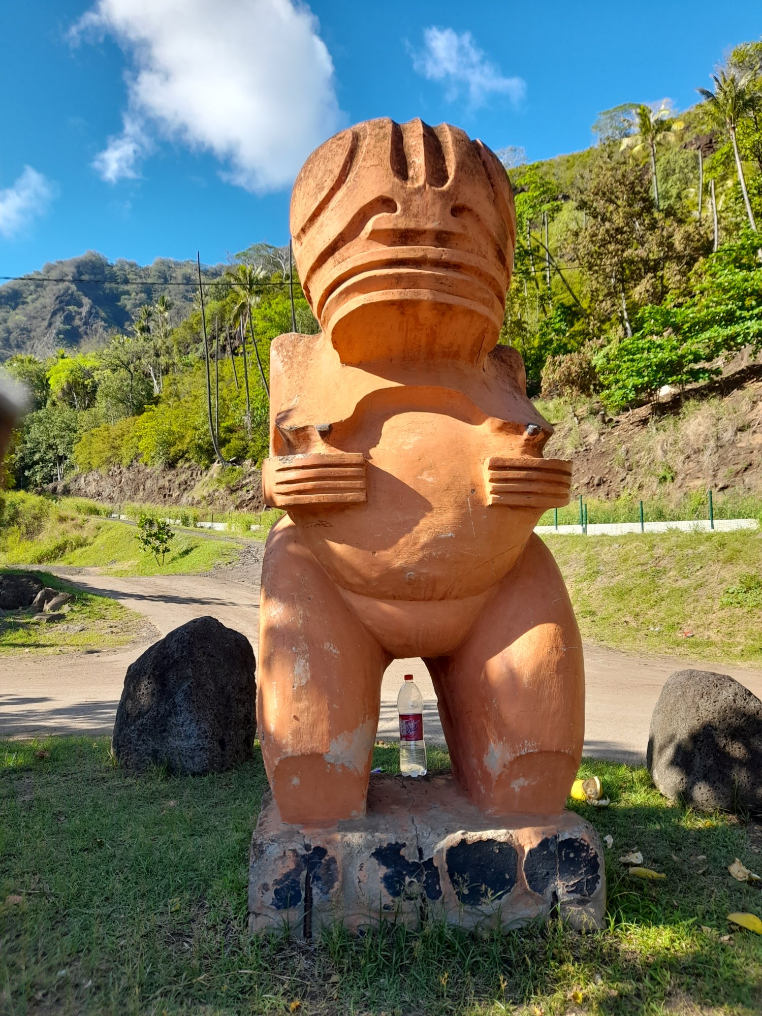 Land, we see LAND! Welcome to Fatu Hiva! images/2023/fh/14.jpg