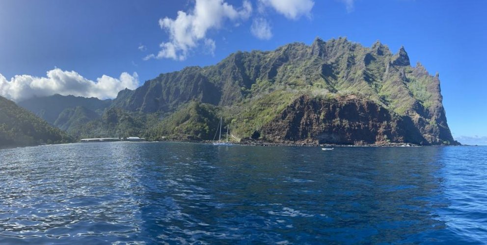  🇵🇫️ Land, we see LAND! Welcome to Fatu Hiva! images/2023/fh/7a.jpg