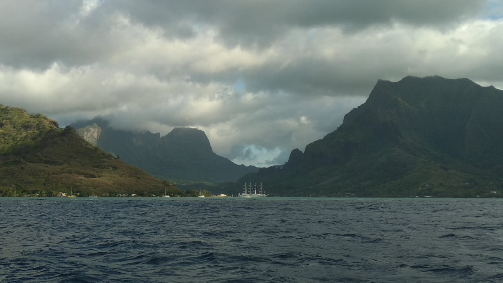  🇵🇫️ Moorea images/2023/mo/cooks1.jpg
