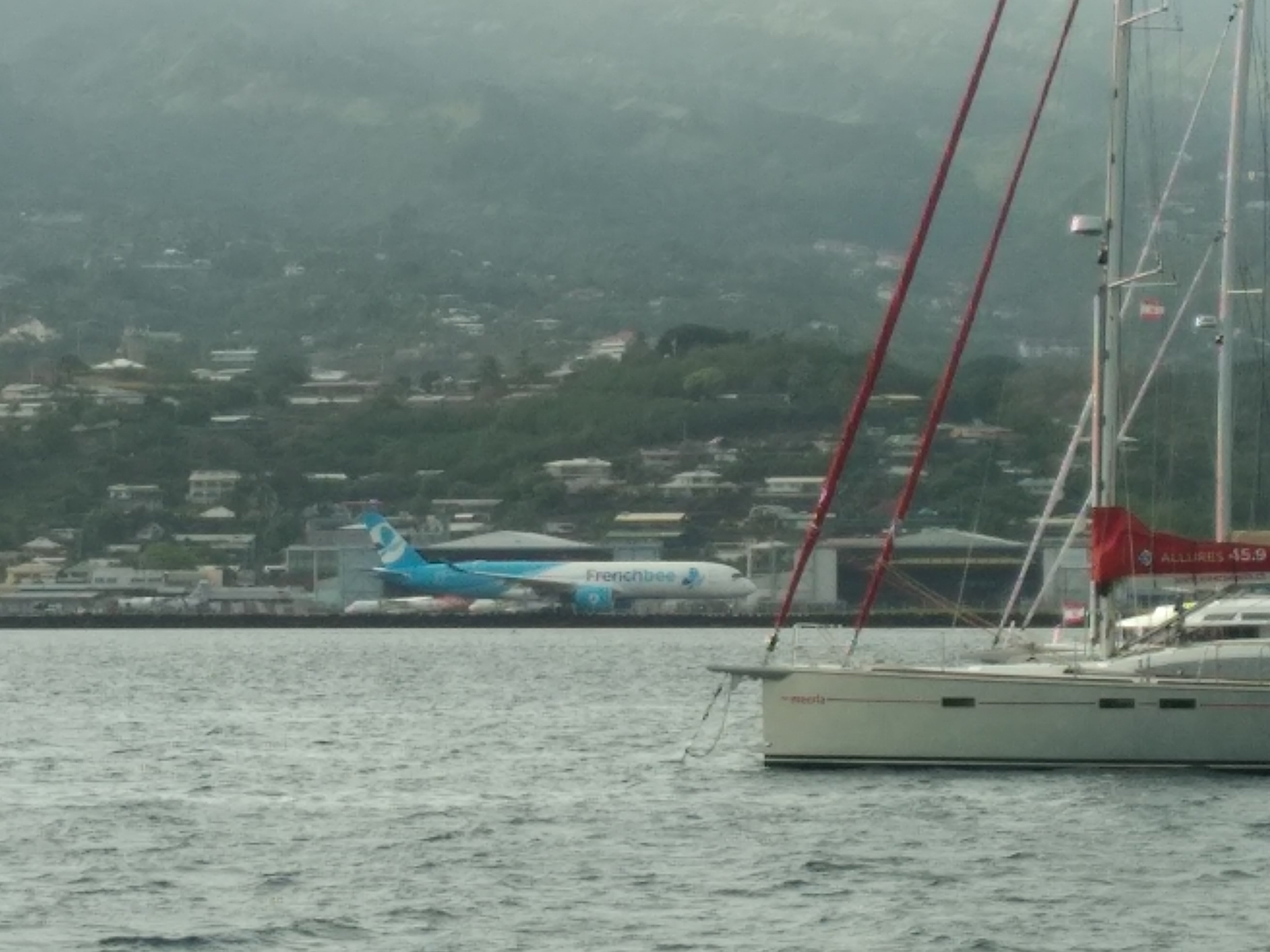 Tahiti says no to cruisers images/2023/ta/plane.jpg