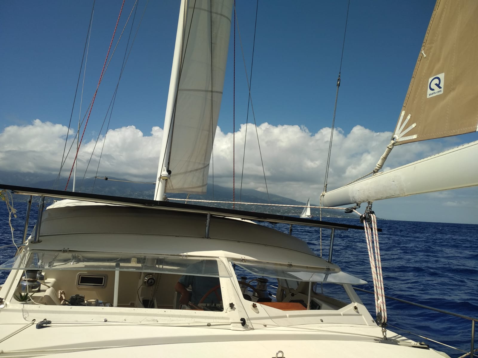  🇵🇫️ Tahiti says no to cruisers images/2023/ta/sail.jpg