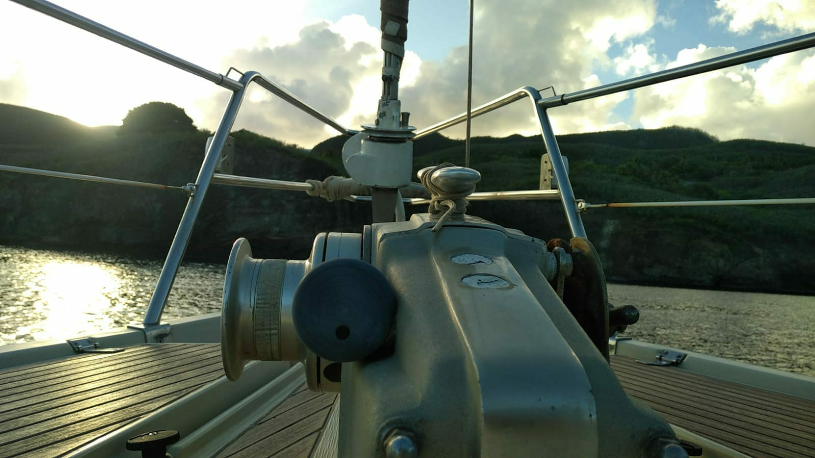  🇵🇫️ Sailing under bare poles images/2023/ut/anchormorning.jpg