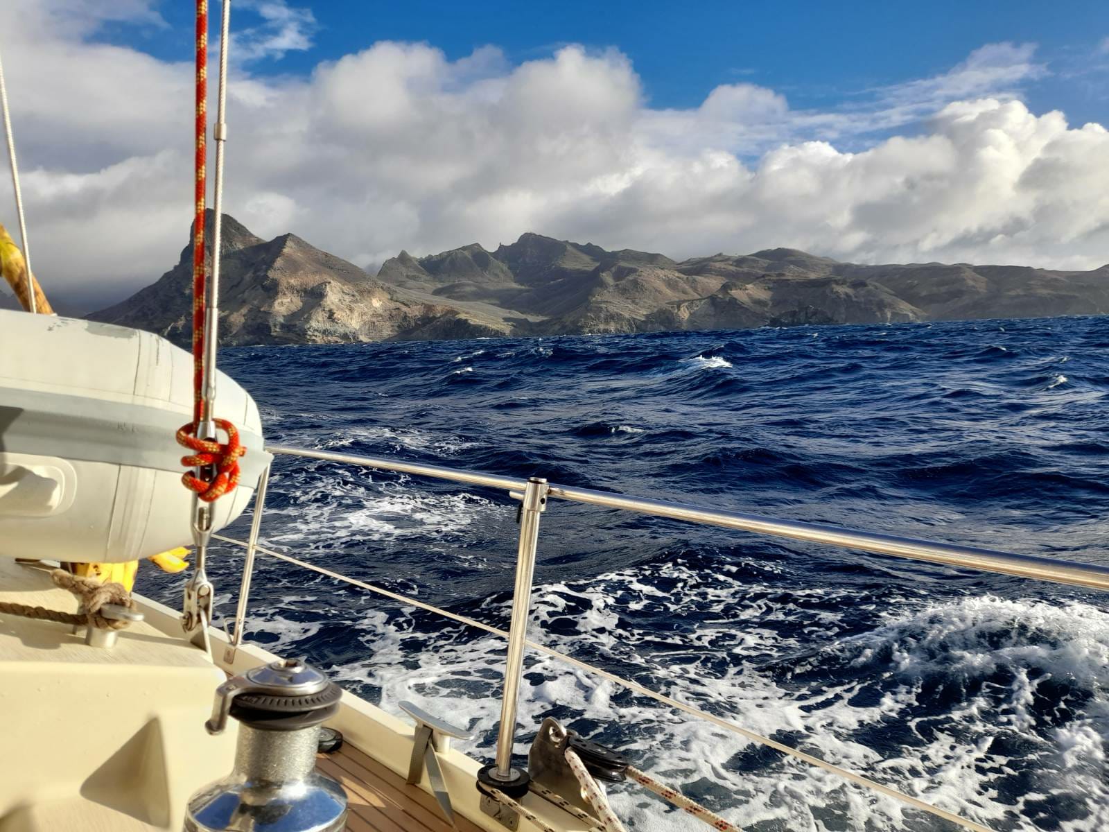  🇵🇫️ Sailing under bare poles images/2023/ut/nuk.jpg