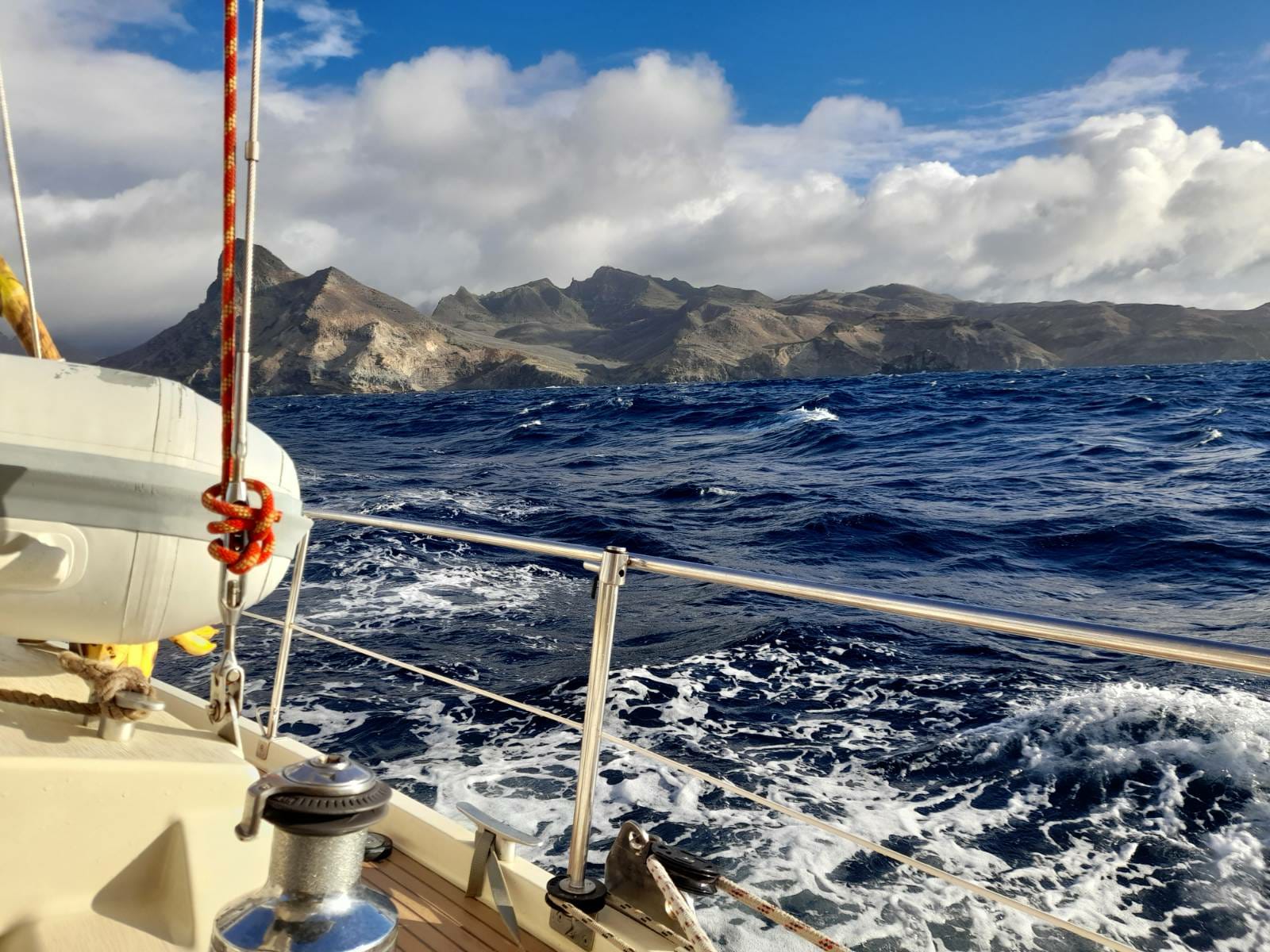 Sailing under bare poles images/2023/ut/nuk.jpg